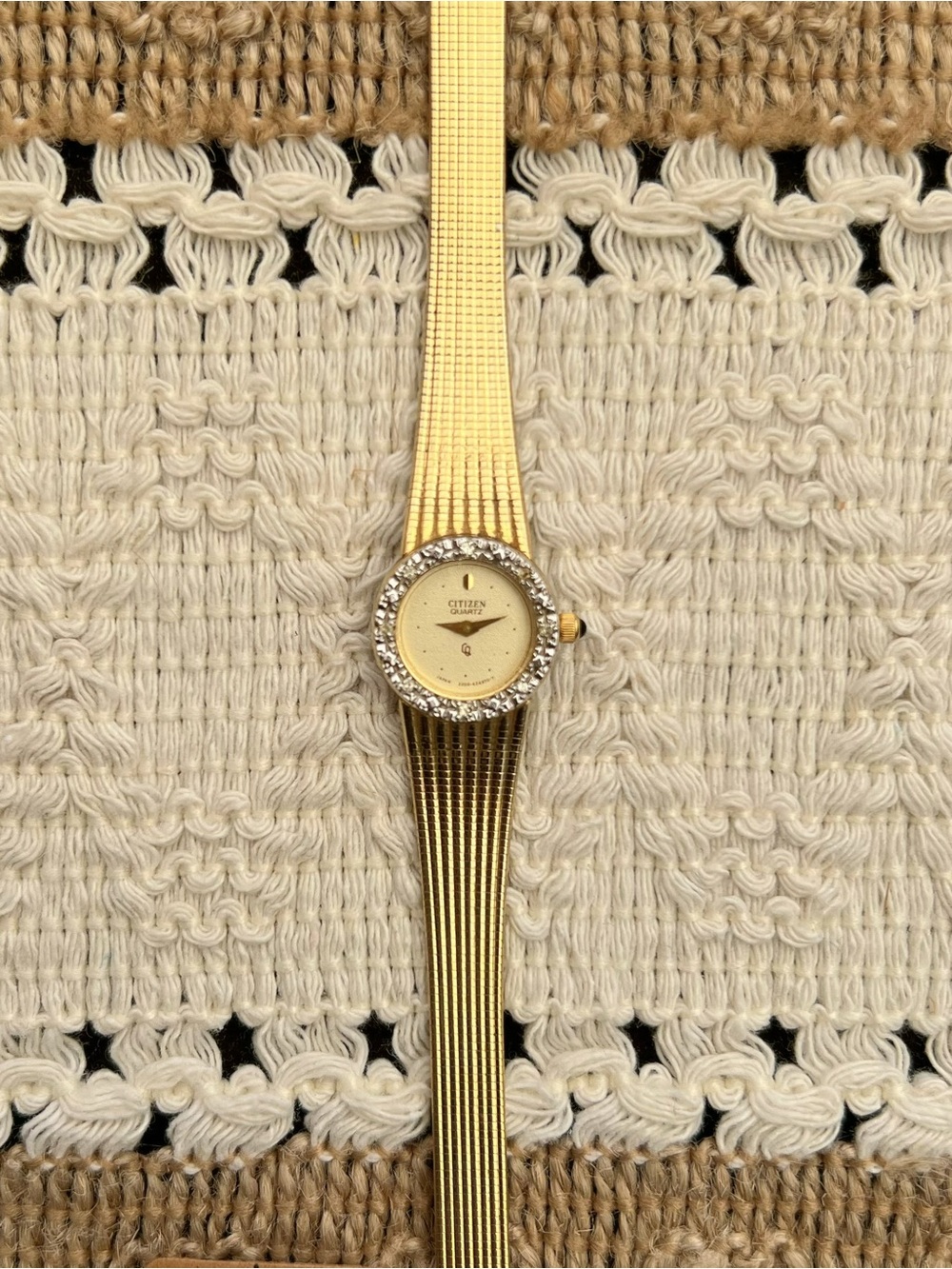Vintage 80’s / 90’s Citizen Quartz Watch
w/ Crystal Bezel & Milanese Mesh